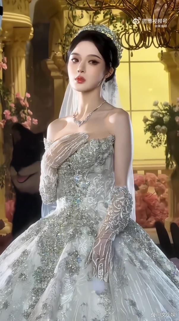 著名Coser“施梦露”官宣成亲 奥密新郎引热议