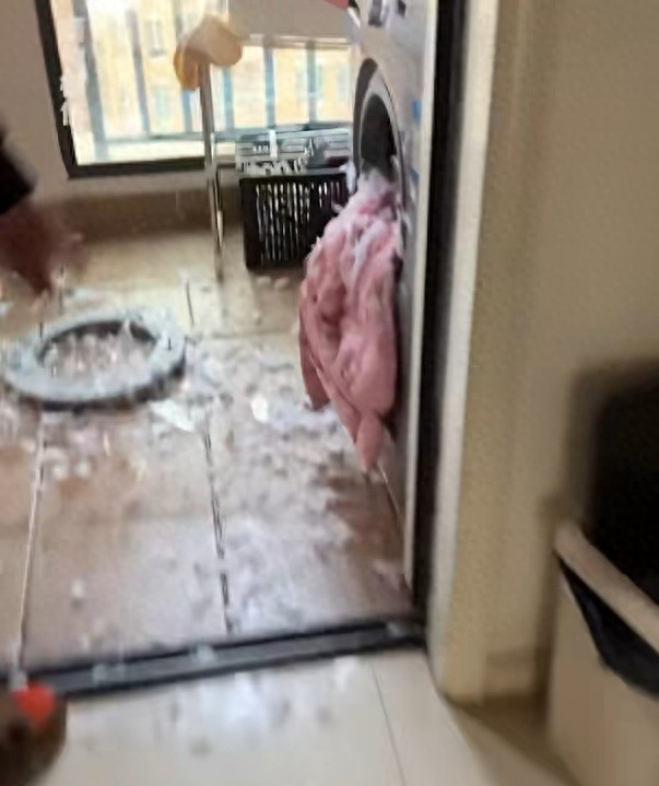 女子用洗衣机洗羽绒服发生爆炸 脸部受伤 特殊涂层引发风险