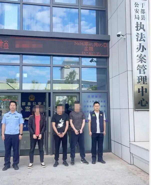 三名男子张贴涉黄小卡片 在睡梦中被抓