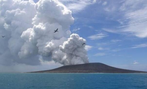 2015年1月17日从一艘海上船只拍摄的位于汤加首都努库阿洛法西北65公里的火山正在喷发的图像。（新华社/法新）