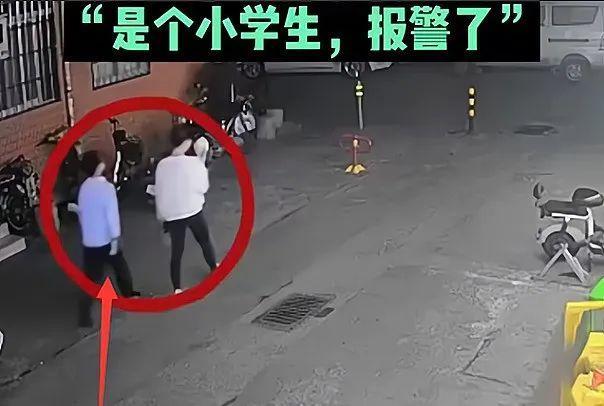 女子当街被男孩袭胸摸完转身就跑!网友疑是受人指使