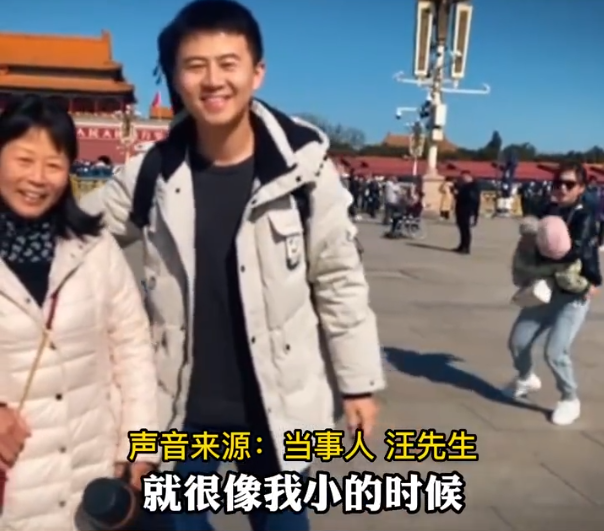 父母伴我们长大 我们陪他们变老 小伙带患癌症妈妈合影 被这个意外同框感动到了