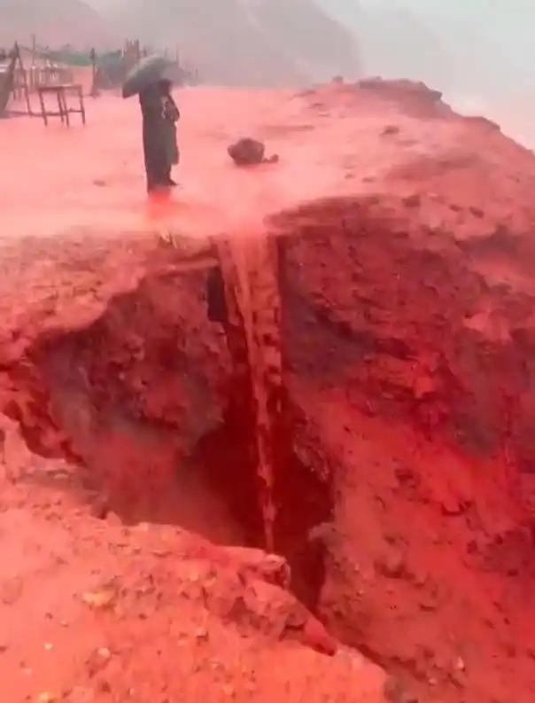 霍尔木兹岛海域现“血海”奇观:暴雨造就罕见景观