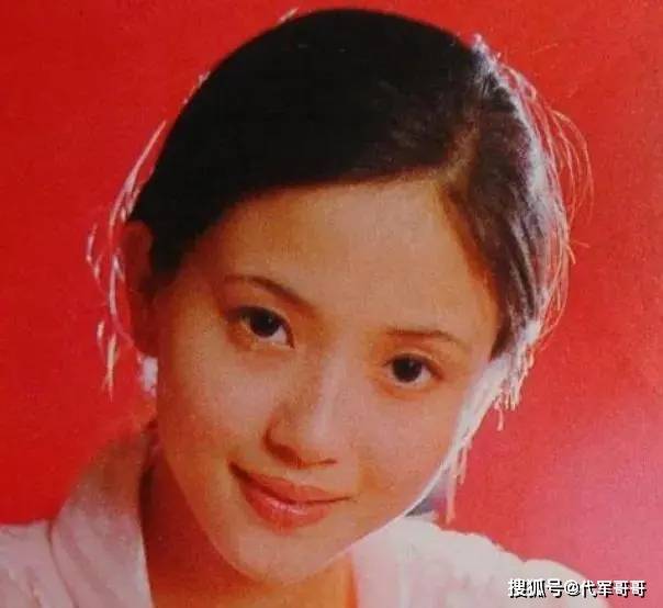 她被誉为“江南第一美人”，出道多年不接吻戏，当红时嫁给初恋很幸福