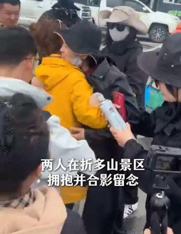 知名主理东说念主朱迅在甘孜一景区救治高反旅客
