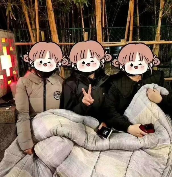 7℃凌晨粉丝裹被子坐街头等明星 半个娱乐圈齐聚上海？