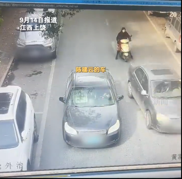 女子撞死人旁边找车位男子被定次责