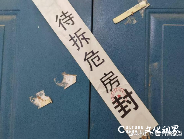 去年就成“待拆危房”，距旁边居民楼仅2米的山东黄河河务局老办公楼至今没拆除，居民反映“太影响生活”