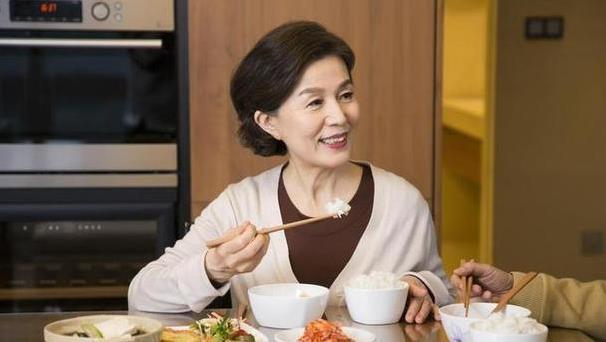55岁阿姨每晚喝南瓜粥，一年后血糖稳如年轻人，医生都夸