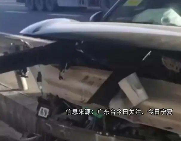 一車輛撞護欄后燒至僅剩車架 深圳事故引關注