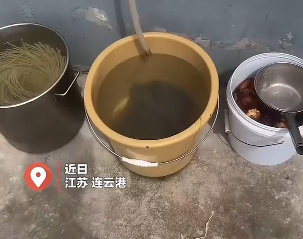 江苏一餐馆用空调冷凝水泡发粉丝 食品安全引关注