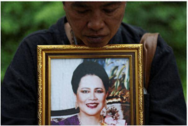 泰国哀悼王太后服装店换成黑白款 致敬优雅典范