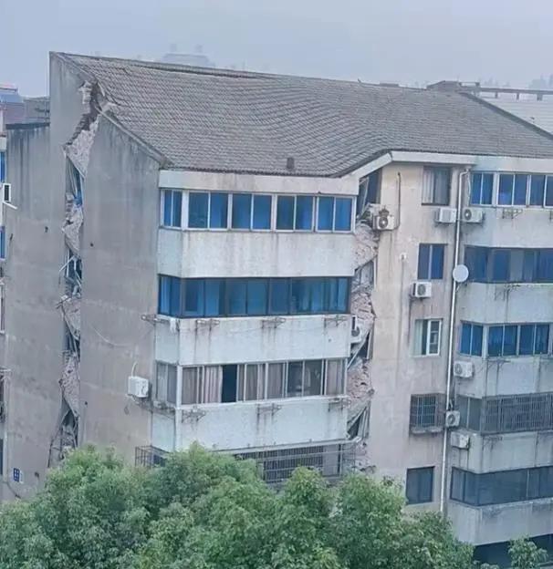 江苏一居民楼沉降7天后被拆除