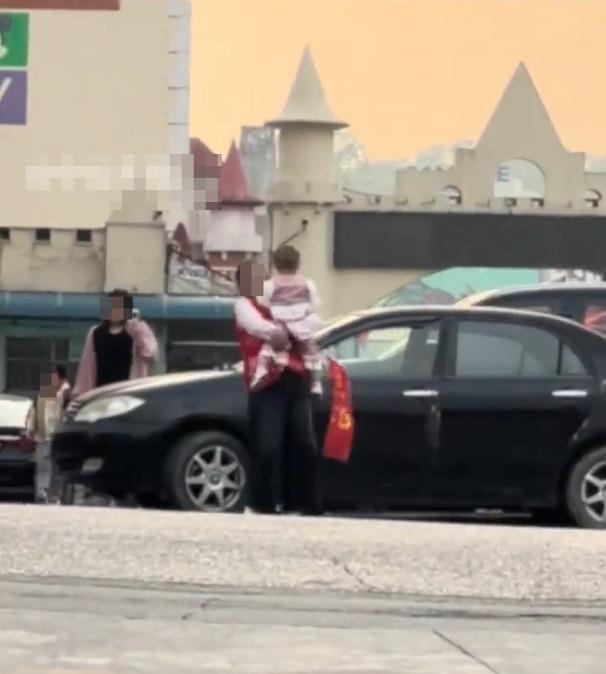 幼儿园回应家长带幼儿值护学岗 自愿参与引热议