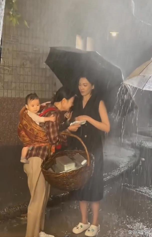 短剧演员吐槽剧组让婴儿淋雨 良心拷问引民愤
