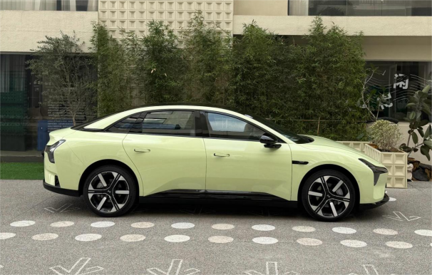 小鹏MONA M03实车曝光 年度改款亮点多