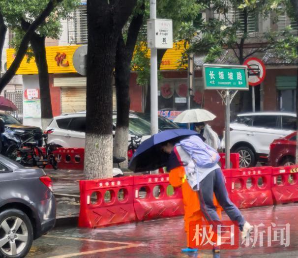 环卫工雨中背50名学生蹚水过马路