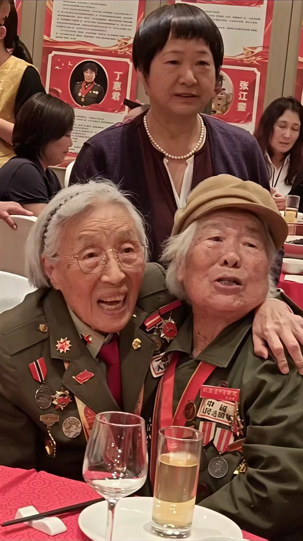 20位志愿軍女兵北京重逢 耄耋英雄再聚首