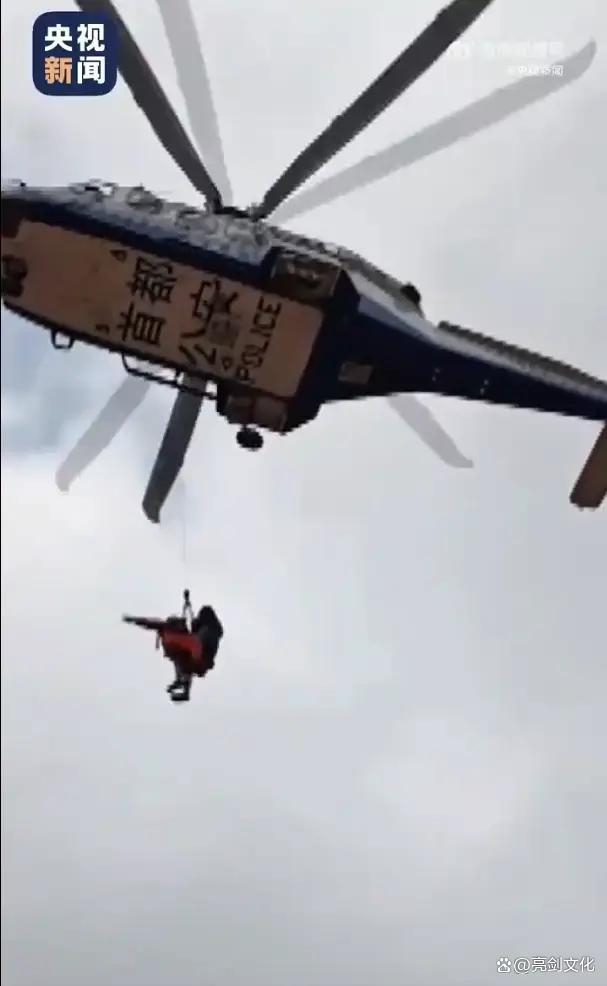 被洪水围困 危急时刻母子相让 生死关头的爱