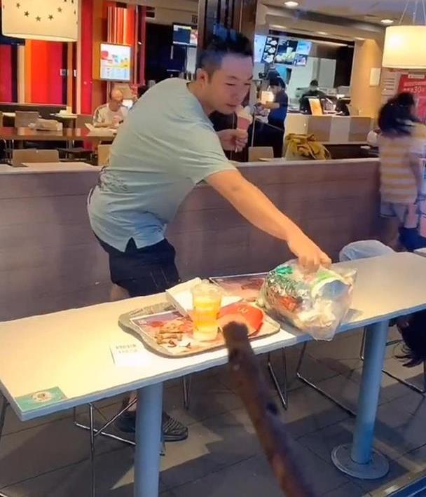 爸爸接女儿放学迟迟不回家，妈妈怒了