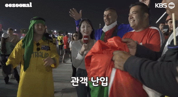 韩国女记者遭球迷强搂仍面带微笑 对方故意撞向她