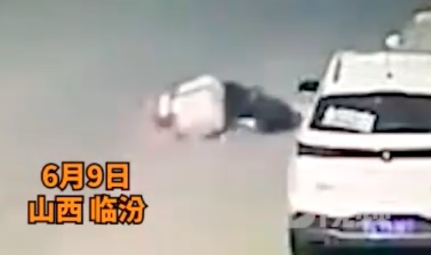 女生奔跑取水帮骑车摔伤的男子洗伤口