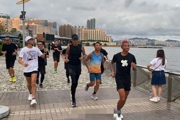 周润发确诊新冠 主要因为近段时间发哥一直在为自己的新电影做宣传常和影迷接触
