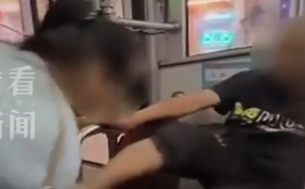 台湾一公交车上两乘客发生口角拳打脚踢,其中一人是被通缉小偷