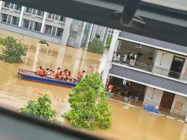 大雨中吃盒饭的消防员找到了 暴雨中的坚守与奉献