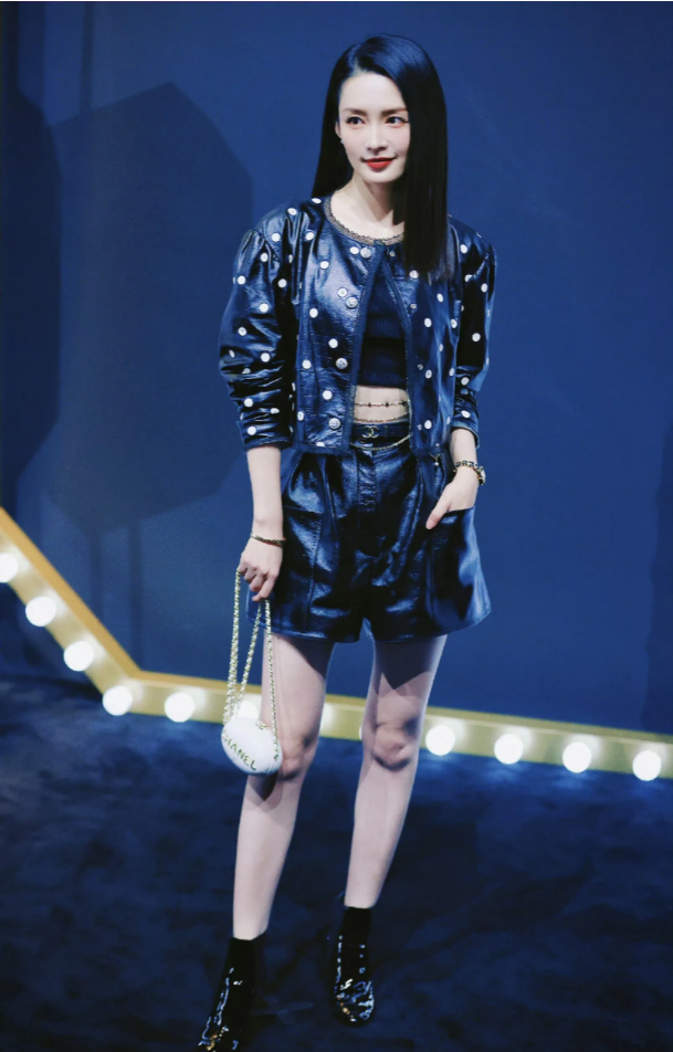 李沁波点黑皮衣造型生图：黑长直笑容甜美 气质绝佳