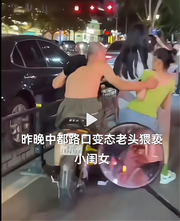 光膀子大爷摸女孩背被路人呵斥，成了过街老鼠