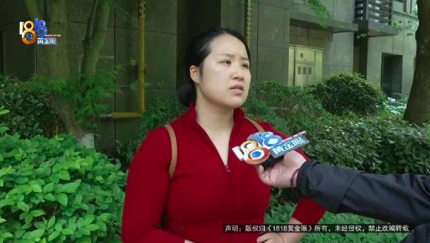 月薪一万请到家 宝妈称育儿嫂玩手机不管孩子哭闹