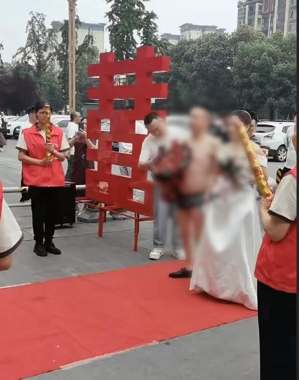 物业回应新郎穿裤衩走红毯