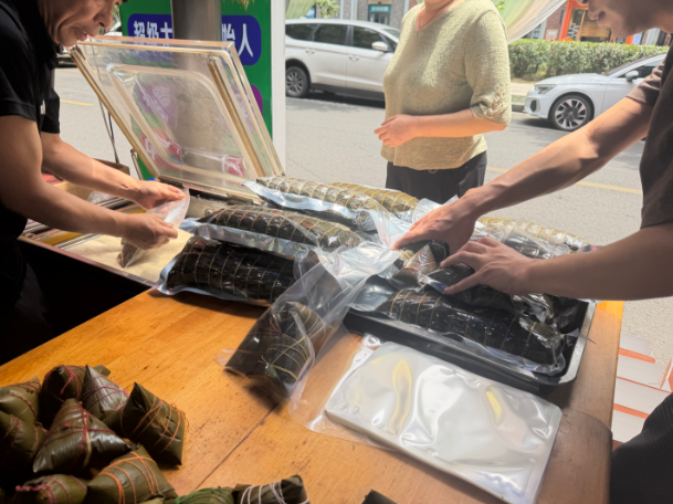 成都粽子一条街又开始“整活儿” 火锅底料变馅料