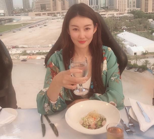 新女友？美女与王宝强亲密合影:希望我们越来越好