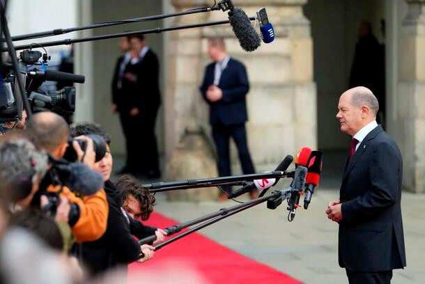 当地时间10月6日，捷克布拉格，德国总理朔尔茨赴布拉格城堡参加欧洲政治共同体会议时与媒体交谈。图片来源：视觉中国