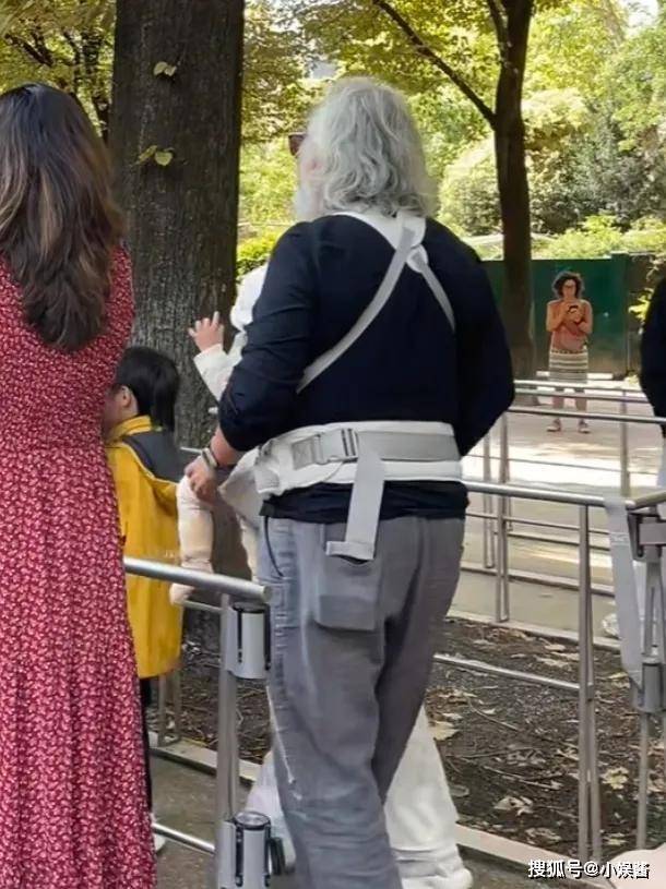 张纪中背9个月女儿游巴黎 74岁硬核奶爸的浪漫之旅
