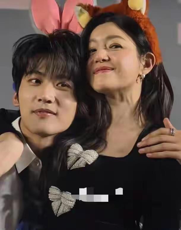 周柯宇 ：姐前人夫娃前人父 “民政局式营业”引热议