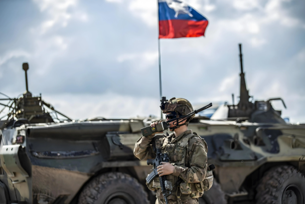 日本抄中俄后路?中俄联手镇住高市,一旦冲突,首个打击目标浮现