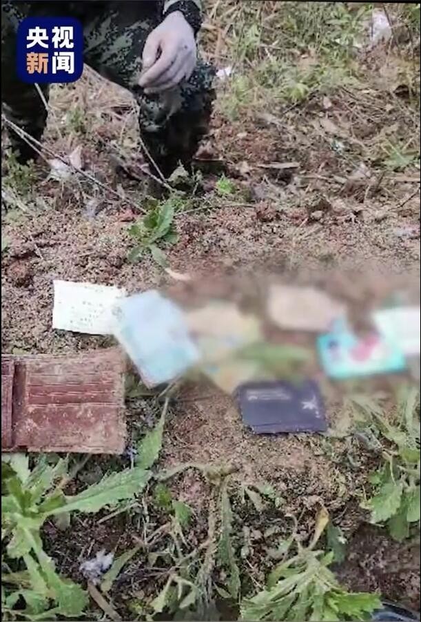 坠机现场发现身份证钱包 写有“岁岁平安”纸条