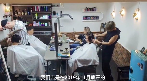 不要走！80名外国人捐款5万多元拯救河南小伙倒闭的理发店