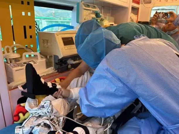 6岁孩童烧伤生命垂危 沿途交警千里暖心护送奔赴成都就医