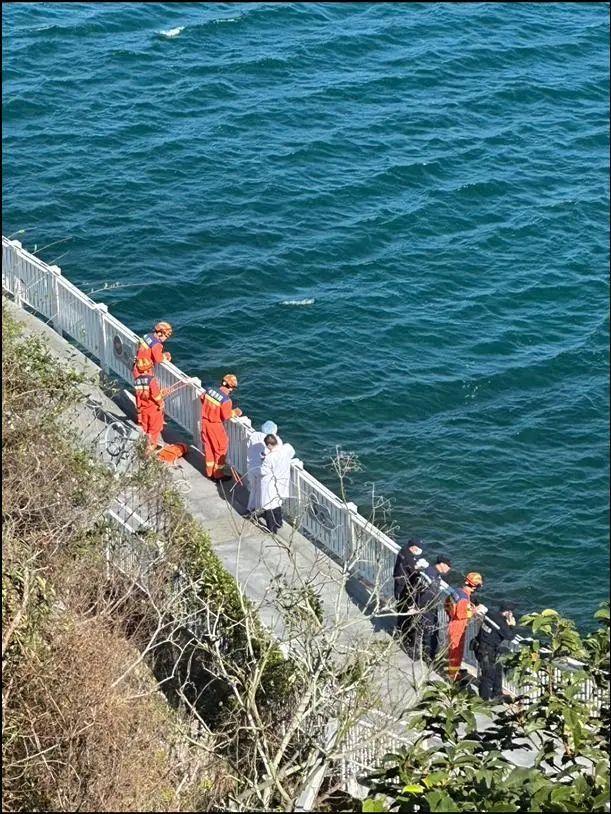 28岁女游客疑因拍照坠海溺亡 海滨栈道悲剧引发关注