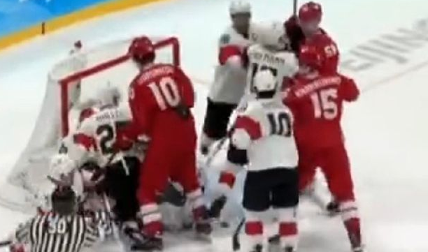 俄罗斯瑞士冰球场干架 裁判遭误伤