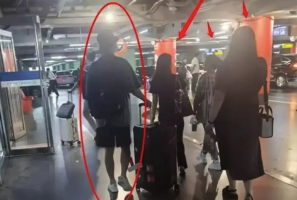 豪门女婿窦骁回京，陪何超莲度甜蜜时光