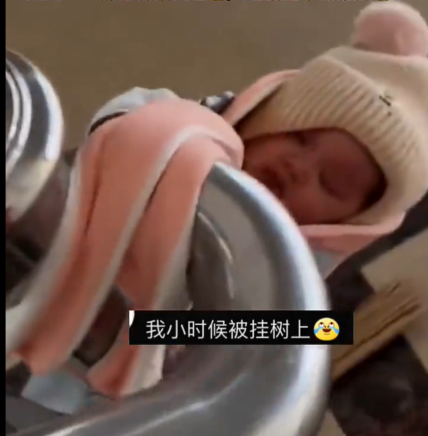 当妈妈真不容易！母亲着急上厕所无奈将孩子挂在楼梯上