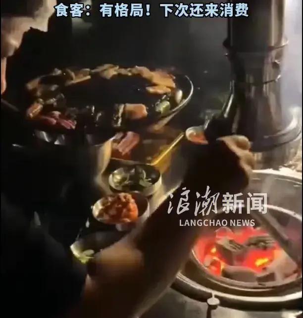 烤肉店停电 全场56桌全免单 老板大气获赞无数