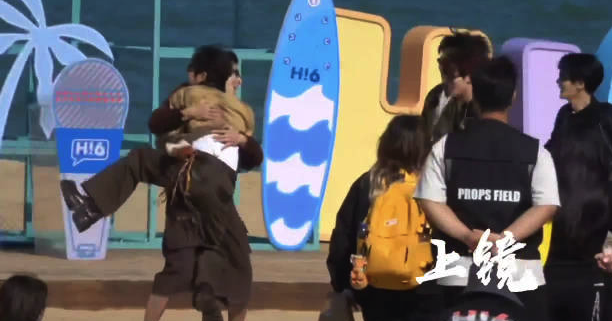 王鹤棣跑赢所有人抢到了孟子义气球花