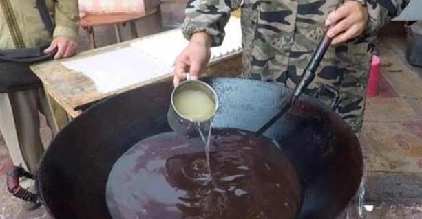 一块钱小吃火爆全城，夫妻俩忙到深夜，秘方却让隔壁摊眼红
