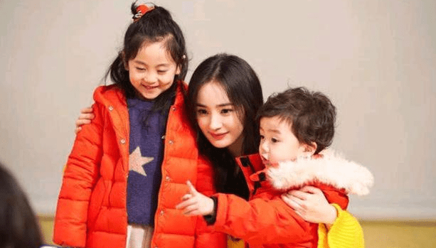 杨幂离婚5年后父亲晒照罕见提到外孙女 粉丝感慨丫头长大了